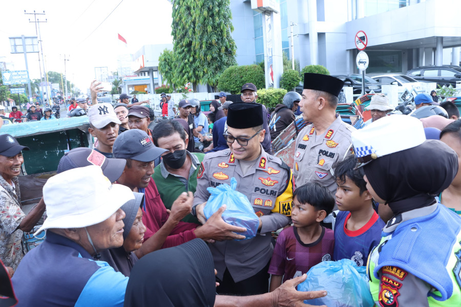 Polres Inhil Berbagi Nasi Kotak di Ramadhan 1445 H