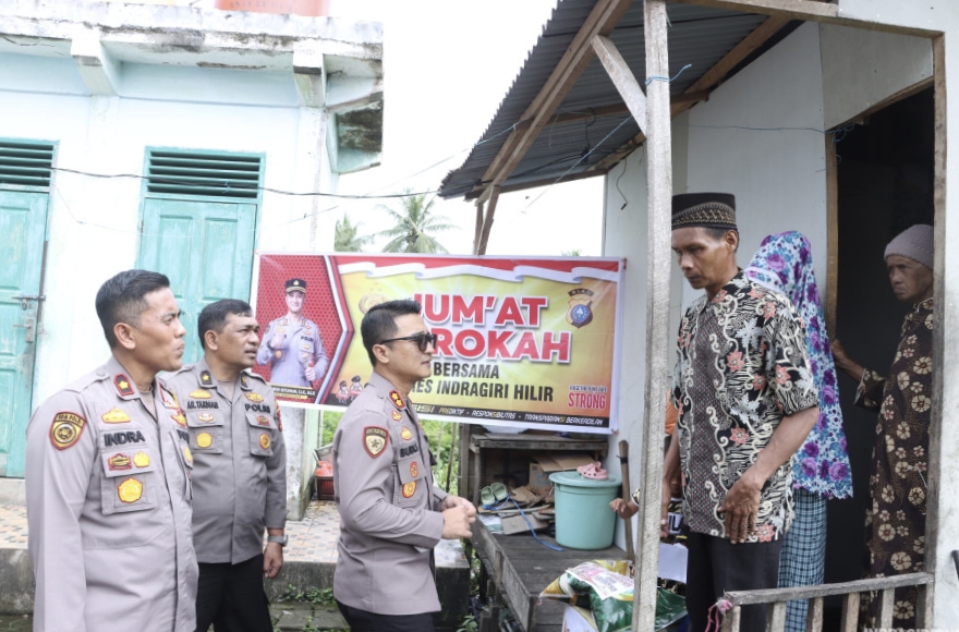 Polres Inhil Melaksanakan Jumat Barokah ke Marbot Surau