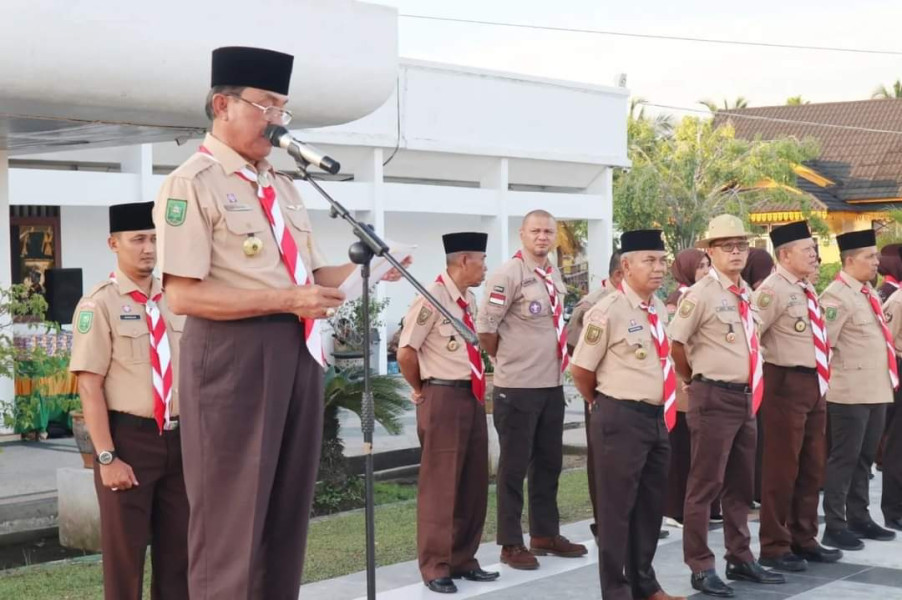 Bupati HM. Wardan selaku Ketua Majelis memimpin Apel Gelar Senja Kwartir Cabang 04.02 Gerakan Pramuka Kabupaten Inhil,